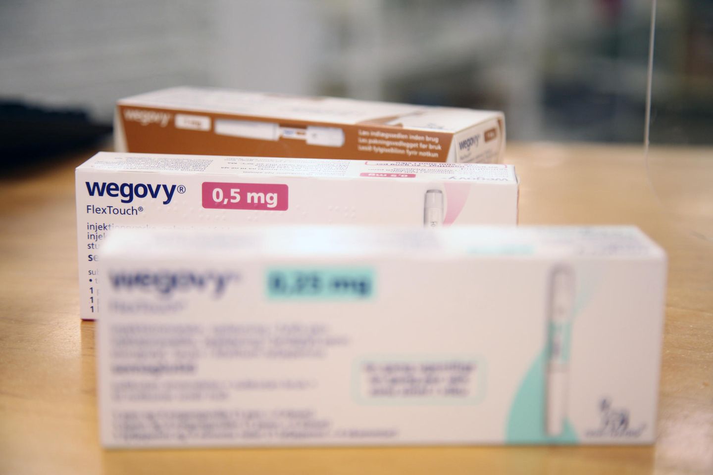 Verschiedene Packungen des Abnehmmittels Wegovy liegen in einer dänischen Apotheke auf dem Verkaufstresen