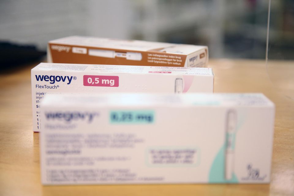 Verschiedene Packungen des Abnehmmittels Wegovy liegen in einer dänischen Apotheke auf dem Verkaufstresen