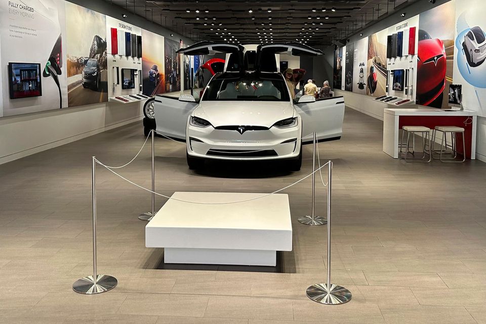 Ein Tesla-Modell steht in einem Showroom