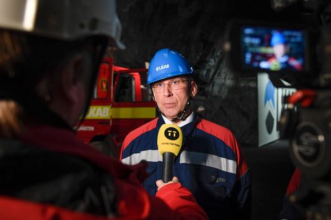 Der Präsident des staatlichen Bergbaukonzerns bei der Pressekonferenz zum Großfund seltener Erden in Kiruna, Schweden