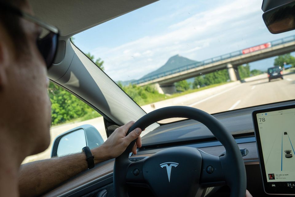 E-Auto und Tempolimit gehen nicht immer Hand in Hand, wie das Ranking zeigt. So hatten den Angaben zufolge 5,7 Prozent der Halter eines Wagen von Tesla Punkte in der norddeutschen Verkehrssünder-Kartei.