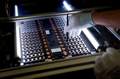 Zankapfel: Im Inneren einer Lithium-Ionen-Batterie stecken Technologiewissen, teuerste Metalle und Marktmacht. Welcher Akteur sichert sich was?