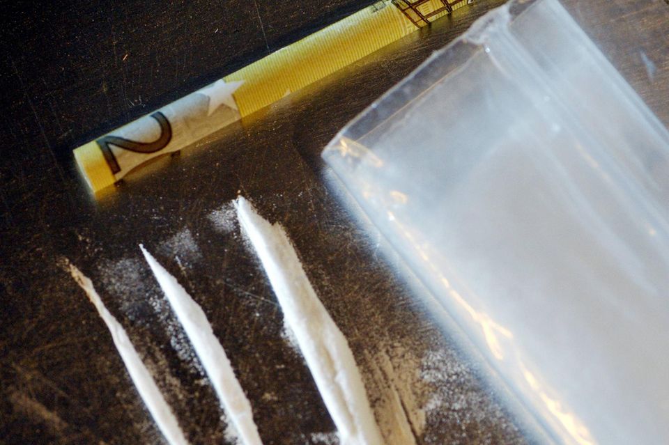 Kokain war zuletzt europaweit in Finnland mit Abstand am teuersten. Ein Gramm der Droge kosteten laut UNODC im Schnitt 166 Dollar. Im Gegensatz zu vielen anderen europäischen Ländern gab es dort einen starken Preisanstieg. 2011 hatte Kokain noch 112 Dollar gekostet. Die niedrigsten Preise verlangten Dealer in Europa für Kokain laut der Statistik in Portugal (40 Dollar). Dahinter kam mit Luxemburg (44 Euro) eines der teuersten Länder in Europa. Das Großherzogtum hatte 2011 noch bei 119 Dollar und damit auf Platz drei der Rangliste gelegen.
