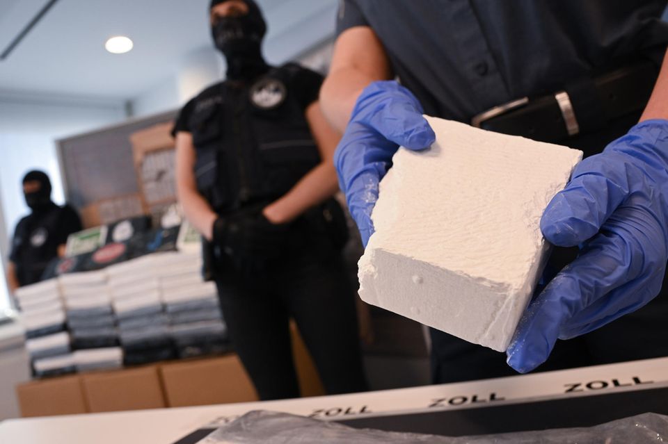 Deutschland kam laut dem UN-Büro auf einen durchschnittlichen Preis von rund 89 Dollar für ein Gramm Kokain. Das bedeutete unter den teuersten Ländern für Süchtige in Europa Platz neun. Während der Preis in anderen Regionen über die Jahre stark schwankte, zeigte er sich in der Bundesrepublik vergleichsweise stabil, zumindest in der Umrechnung in Dollar. 2011 hatte ein Gramm Kokain den Angaben zufolge hierzulande rund 92 Dollar gekostet.