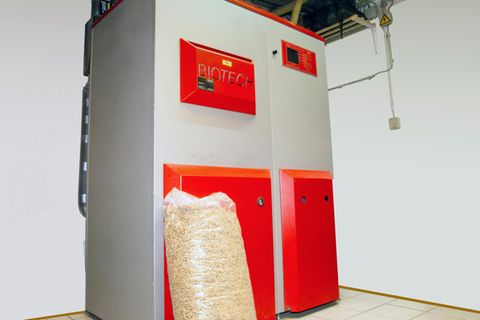 Pelletheizung bzw. Holzheizung von Biotech im Keller eines Einfamilienhauses