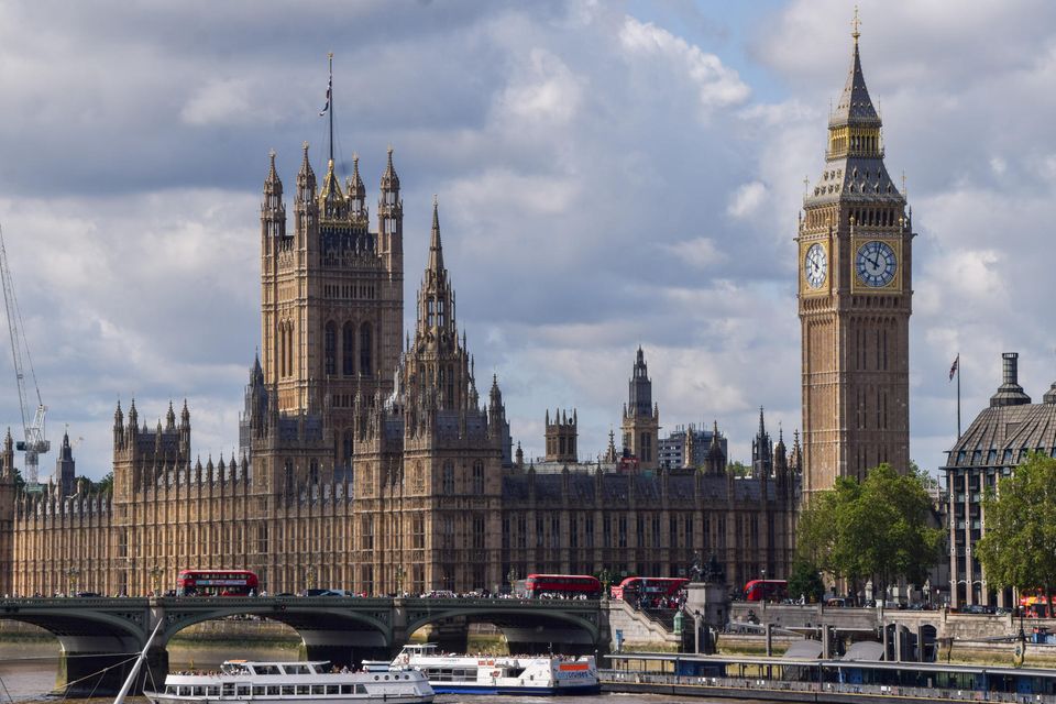 London ist seit jeher eine Kokain-Hochburg, sogar im Parlament wurden Spuren der Droge gefunden. Die hohe Nachfrage scheint den Preis enorm in die Höhe getrieben zu haben. 2011 zahlten Süchtige laut dem UN-Bericht durchschnittlich 64 Dollar für ein Gramm. 2021 waren es 110,04 Dollar. Dennoch wurde das Vereinigte Königreich ganz knapp aus den Top 3 „verdrängt“.