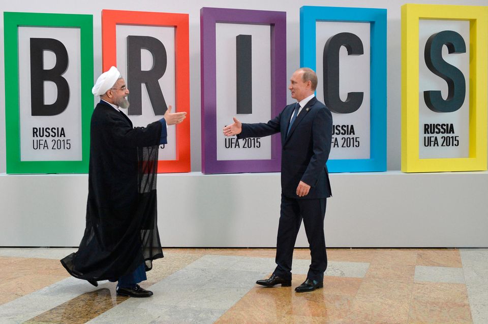Ob Handel oder Verteidigung: BRICS positioniert sich immer selbstbewusster als globales Gegengewicht zu westlich geprägten Organisationen. Dabei wird eine rasche Expansion angestrebt. Mehr als ein Dutzend Länder entsenden führende Vertreter zu „Freunde von BRICS“-Gespräche nach Südafrika. Darunter sind Saudi-Arabien, die Vereinigten Arabischen Emirate, der Kongo und der Iran, wie Reuters berichtete. Schon 2015 begrüßte Putin den damaligen iranischen Präsidenten Ruhani zu einem BRICS-Gipfeltreffen in Ufa.