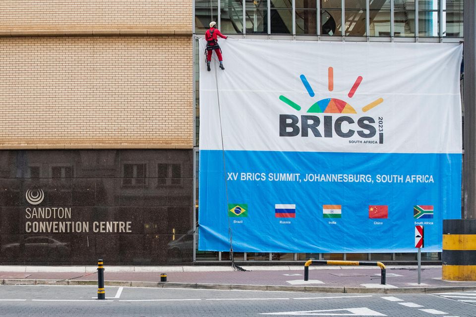 Dem BRICS-Verbund gehören mit Indien und China die zwei bevölkerungsreichsten Länder der Welt an. Brasilien lag zuletzt bei der Zahl der Einwohner im globalen Vergleich auf Platz sieben, Russland auf Rang neun. Im Ranking des Internationalen Währungsfonds der größten Volkswirtschaften 2022, gemessen am Bruttoinlandsprodukt, kam China auf Platz zwei, Indien auf Platz fünf. Russland belegte den achten Platz, Brasilien kam zwischen Italien und Australien auf Platz elf. Zusammengenommen entsprach die Wirtschaftsleistung der BRICS-Staaten in etwa der der Vereinigten Staaten von Amerika (25,5 Billionen Dollar).