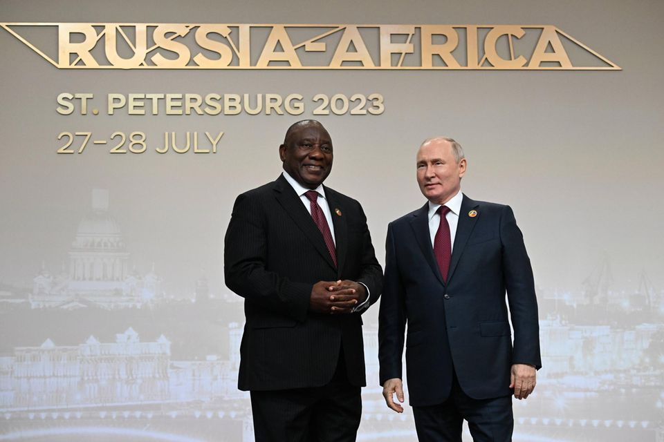 Die BRICS-Staaten sind nur knapp einem existenzbedrohenden Eklat aus dem Weg gegangen. Südafrika gehört zu den Vertragsstaaten des Internationalen Strafgerichtshofs. Es wäre deswegen verpflichtet gewesen, Putin bei der Einreise zu verhaften. Ihm werden Kriegsverbrechen im Zusammenhang mit der Entführung von Kindern aus der Ukraine vorgeworfen. Russland soll Südafrika offen gedroht haben, dass eine Verhaftung Putins eine „Kriegserklärung“ darstellen würde. Das machte der südafrikanische Präsident Cyril Ramaphosa laut „Tagesschau.de“ selbst publik. Putin will per Videokonferenz an dem Gipfel teilnehmen. Nur virtuell ist auch der offizielle Gastgeber dabei, Chinas Präsident Xi Jinping. Das Foto zeigt Südafrikas Präsident Ramaphosa mit Putin bei einem Treffen Ende Juli in St. Petersburg.