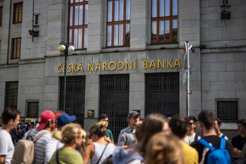 Eine Reisegruppe steht vor der tschechischen Zentralbank