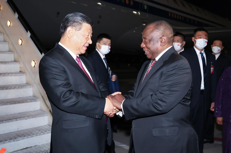 Brics-Gipfel: Cyril Ramaphosa begrüßt Chinas Präsident  Xi Jinping bei seiner Ankunft am FLughafen