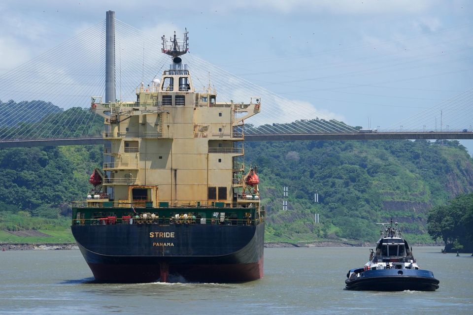 Ein Schiff fährt in den Panama-Kanal ein