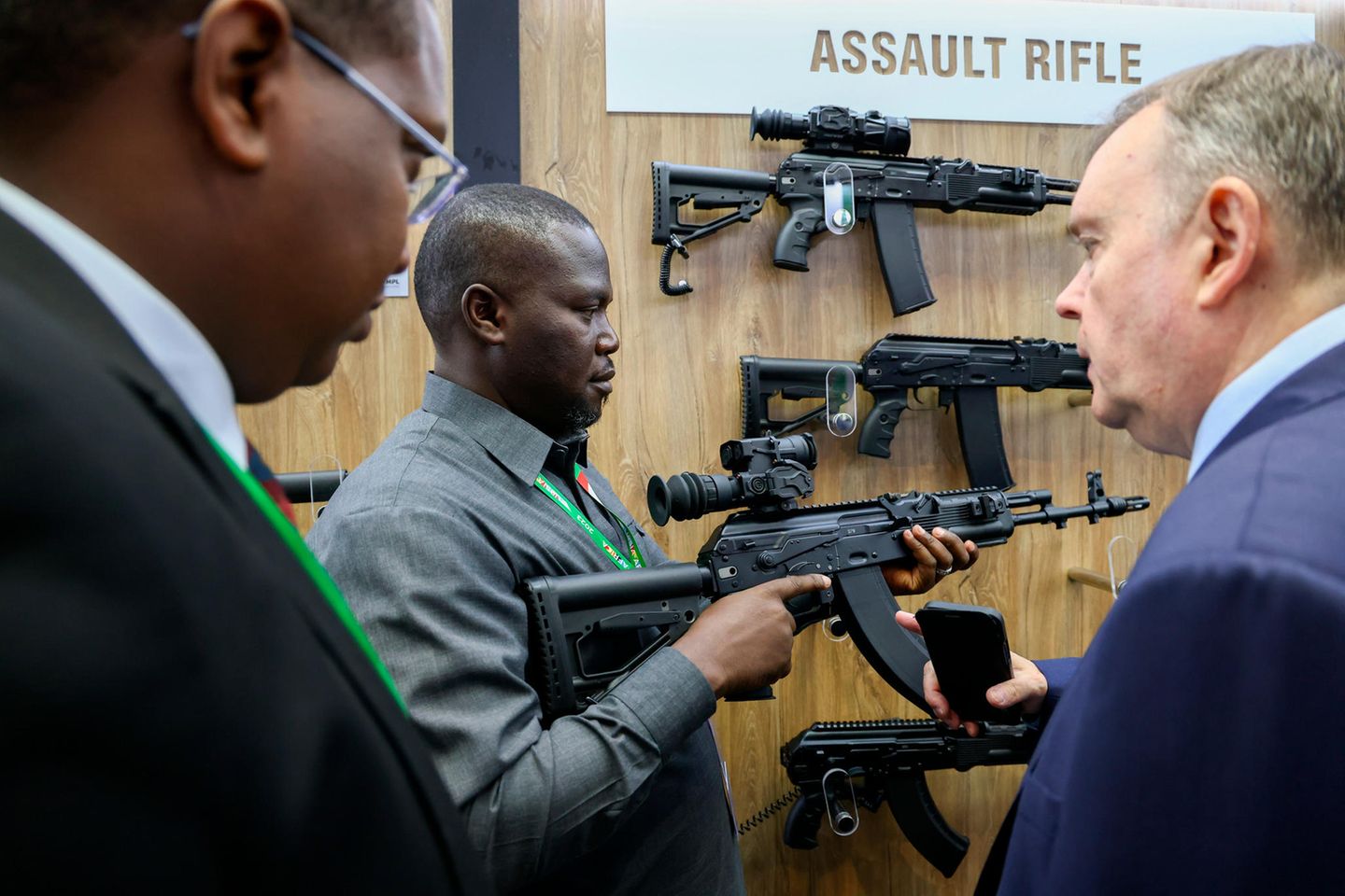 Delegationsmitglieder begutachten beim Russland-Afrika-Gipfel russische Waffen