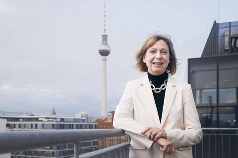 Anja Mikus steht in Berlin auf dem Dach eines Gebäudes