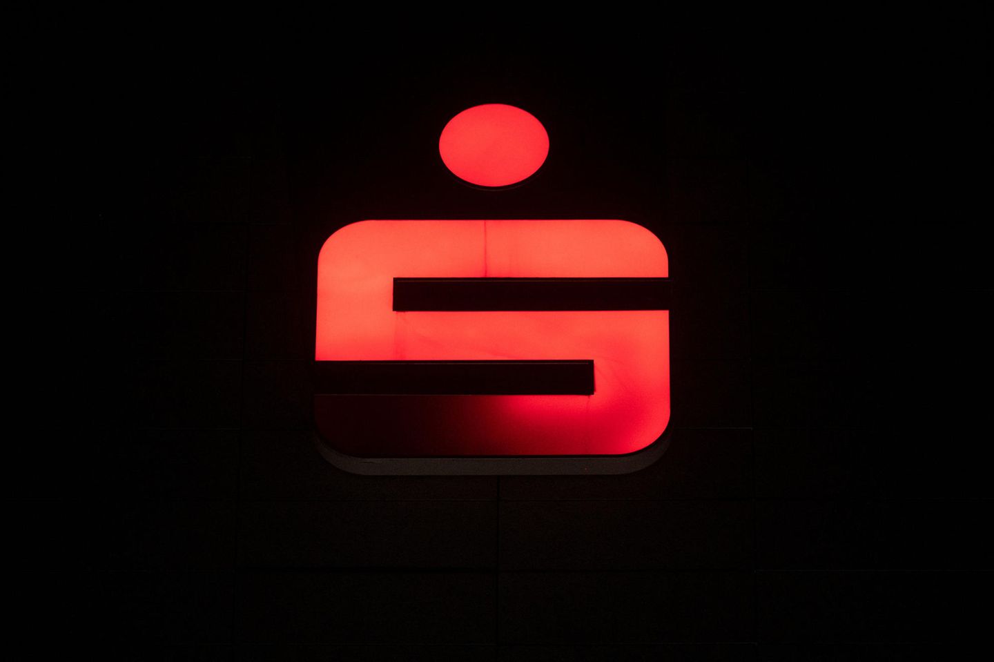 Die Sparkasse steht für Vertrauen, Stabilität und Gemeinnützigkeit. Eigentlich. Eine Studie hat nun Vorstandsgehälter offengelegt. Und die sind hoch