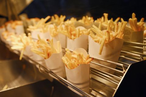 Papierbehälter wie hier für Pommes frites sind ein wesentliches Merkmal von Fastfood