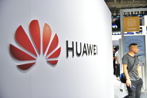 Huawei-Logo auf einem Messestand