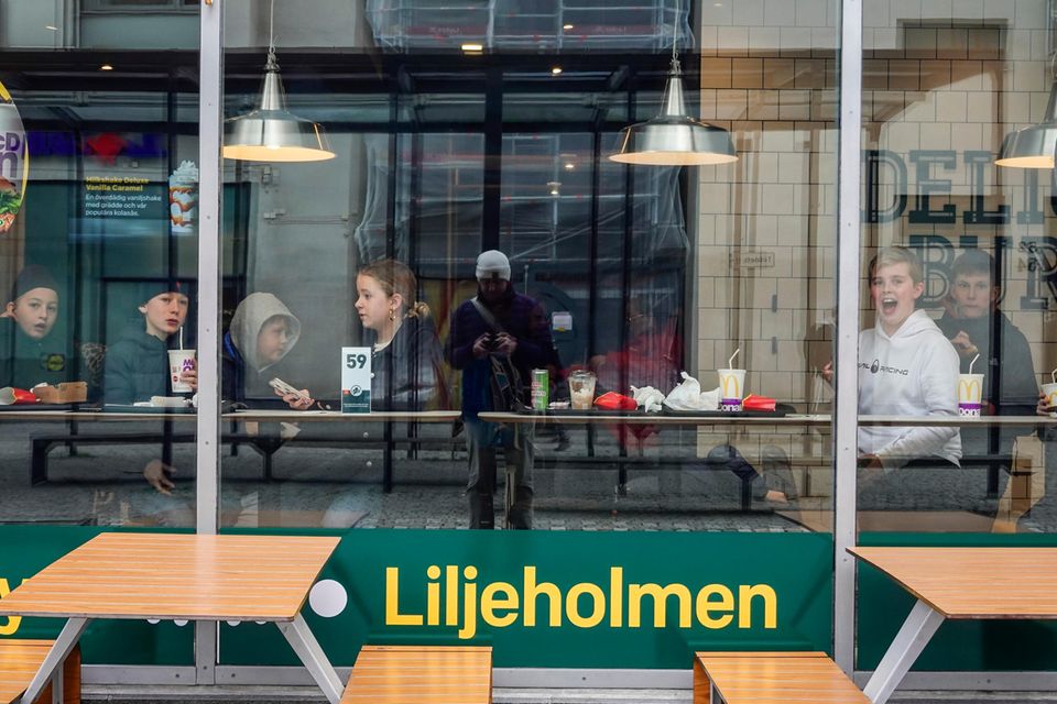 Schon deutlich mehr als in Dänemark kostete ein Big Mac laut der Analyse zuletzt in Schweden. Umgerechnet 5,62 Dollar waren es den Angaben zufolge. Außerhalb der Europäischen Union wurde es aber in Skandinavien noch mal deutlich teurer.