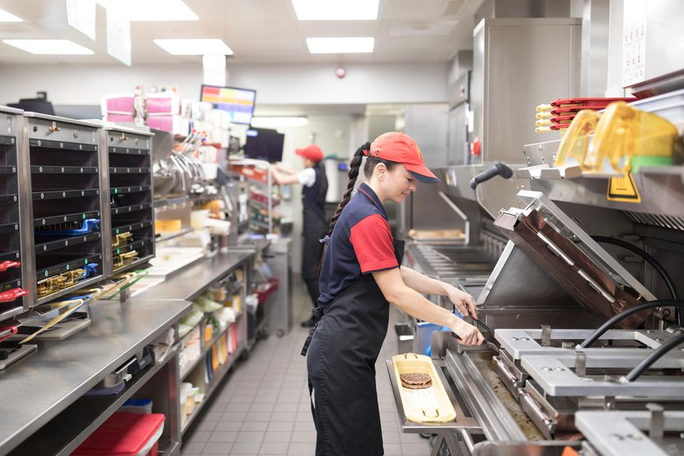 Angesichts der Preise selbst bei McDonald's steigt so mancher Tourist in der Schweiz lieber auf Selbstversorgung um. Der Preisschock täuscht nicht. Die Schweiz lag im jüngsten „Big-Mac-Index“ mit weitem Abstand auf dem ersten Platz. Im Schnitt 7,26 Dollar kostete laut den Statistikern dort zuletzt der Burger. Am unteren Ende des Ländervergleichs rangierte Ägypten mit 1,84 Dollar. Es folgten Indonesien (2,35 Dollar) und Taiwan (2,47 Dollar).