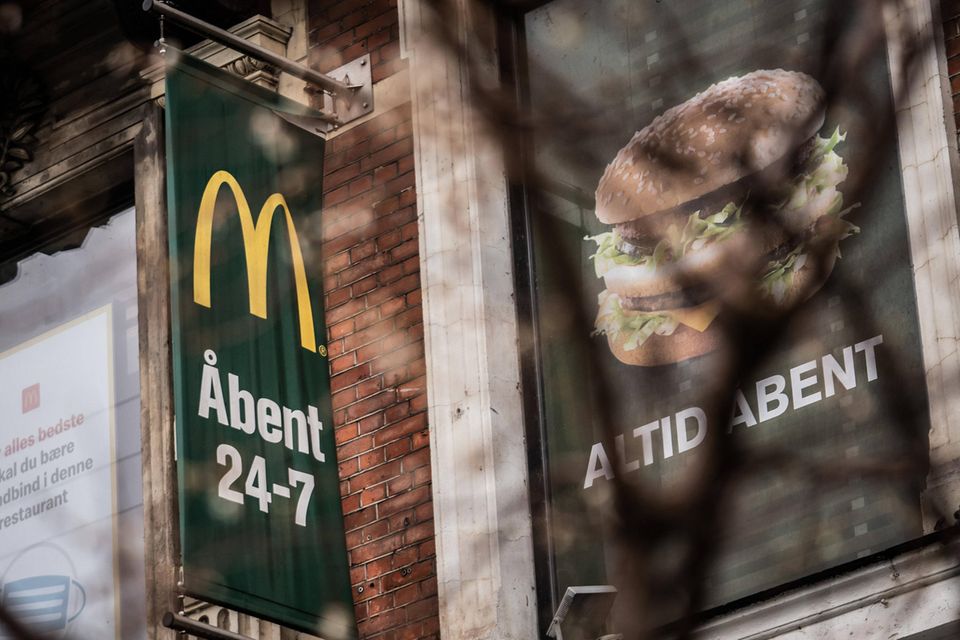 Dass das Leben in Dänemark allgemein teurer ist als in Deutschland, zeigt sich auch beim Big Mac. Allerdings hält sich der Aufschlag hier in Grenzen. Dänemark kam mit 5,41 Dollar auf Platz fünf des Rankings.