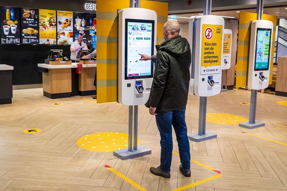 In der Eurozone kostete ein Big Mac der Analyse zufolge zuletzt rund 5,29 Dollar. Das war der achthöchste Preis unter den analysierten Ländern beziehungsweise Territorien. Der Umrechnungskurs in US-Dollar spielte dabei selbstverständlich eine wichtige Rolle.