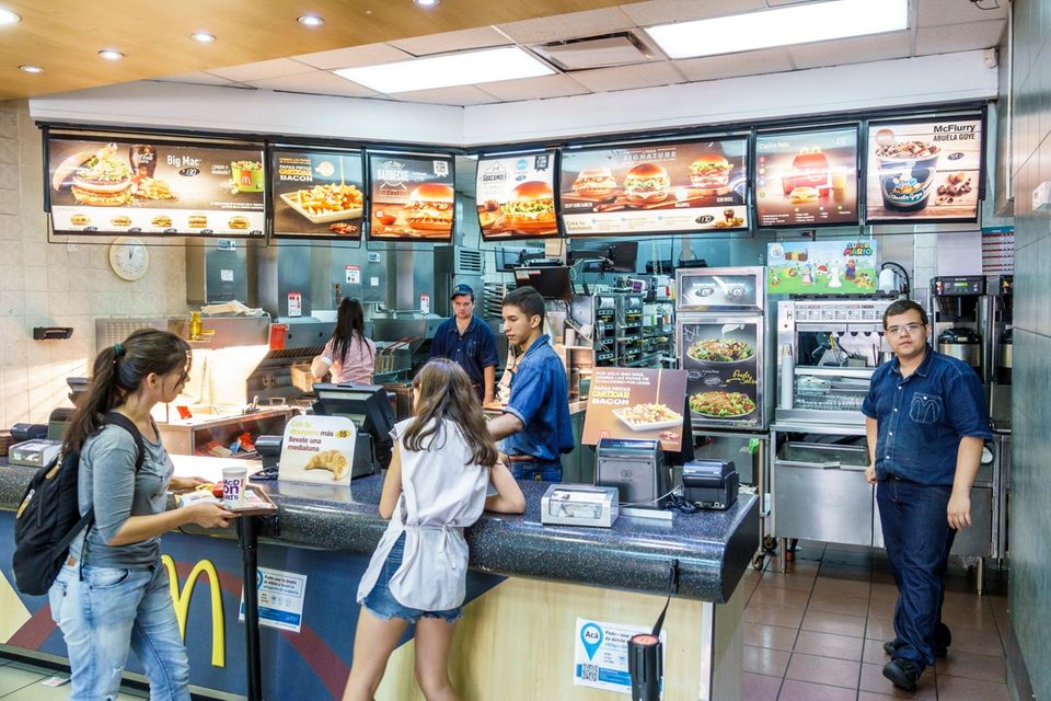Auch die Frage, wie verfügbar die Zutaten für einen Big Mac vor Ort sind, hat neben dem allgemeinen Preisniveau entscheidenden Einfluss auf den „Big-Mac-Index“. So schreibt McDonald's seinen Franchise-Nehmern sogar vor, welche spezielle Kartoffelsorte für die Pommes Frites zu verwenden ist. Im Rindfleisch-Exportland Argentinien schlug ein Big Mac den Angaben zufolge mit rund 5,31 Dollar zu Buche.