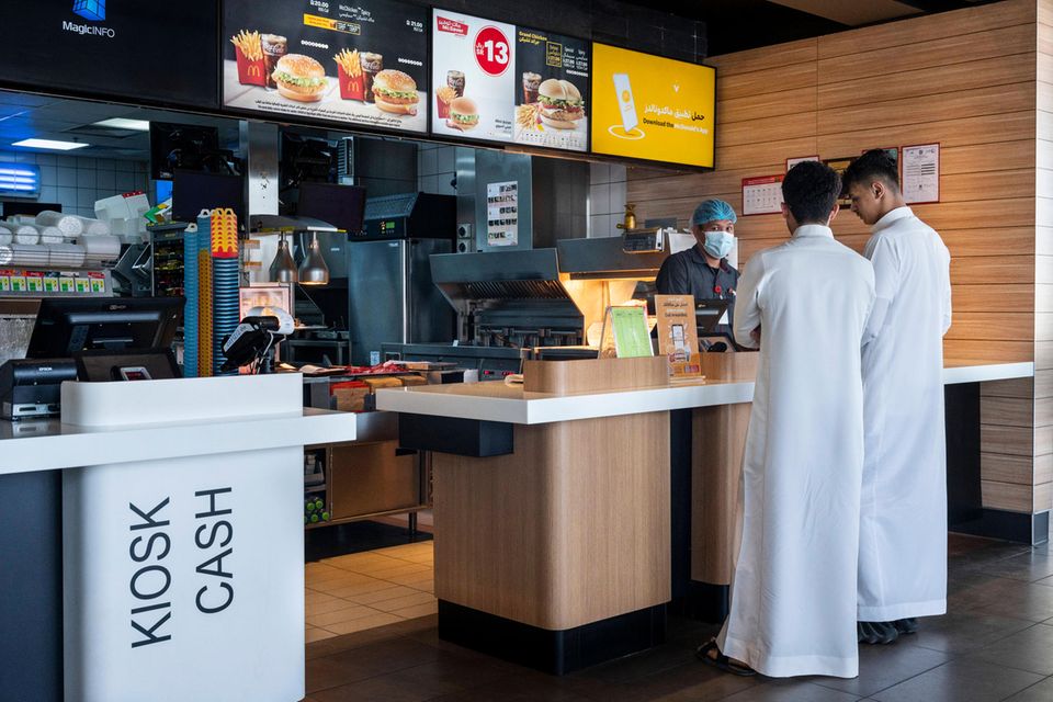 Zum offiziellen Barometer für das lokale Preisniveau taugt der Big Mac natürlich nicht. Aber der Burger von McDonald's gibt doch einen Hinweis darauf, wie teuer das Leben in einem Land tatsächlich ist. Denn hier handelt es sich um ein standardisiertes Produkt, das weltweit angeboten wird. Im aktuellen „Big-Mac-Index“ (Stand: Januar 2023) lag laut Statista Saudi-Arabien mit umgerechnet rund 5,06 Dollar auf Platz zehn der teuersten Länder.