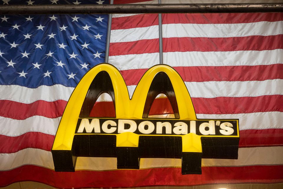 In seiner Heimat ist ein Big Mac teurer als in den meisten anderen Ländern. Statista errechnete einen Durchschnittspreis von 5,36 Dollar für die USA. Dabei ist die Mehrwertsteuer dort verglichen mit Deutschland meist niedriger, fällt in einigen Bundesstaaten sogar ganz weg oder wird generell nicht auf Lebensmittel erhoben.