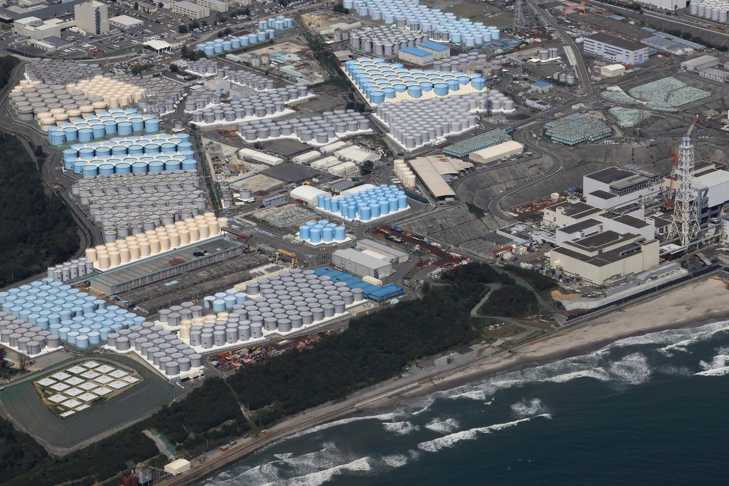 Luftaufnahme der Kühlwassertanks auf dem Gelände der 2011 havarierten Atomanlage von Fukushima
