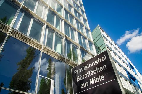 Ein Schild mit der Aufschrift „Bürofläche zu vermieten“ steht an einem Bürogebäude in Frankfurt