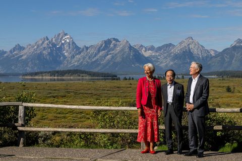 EZB-Präsidentin Lagarde, Japans Notenbankchef Ueda und Fed-Präsident Powell beim Fototermin in Jackson Hole