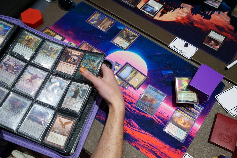 Auf Platz neun der wertvollsten Spielemarken der Welt findet sich ein Vertreter, der vielen Menschen wohl kein Begriff ist. Magic: The Gathering ist aber unter Kennern ein Klassiker. Das 1993 erschienene Sammelkartenspiel kam laut dem Ranking zuletzt auf einen Markenwert von 340 Mio. Euro. 2022 waren es lediglich 137 Mio. Euro. Keine Spielemarke der Top 25 konnte ein größeres Plus verbuchen. Magic: The Gathering schoss damit von Platz 17 auf den neunten Rang nach oben.