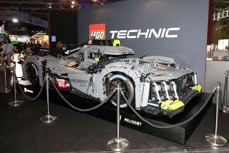 Während Mattel und Hasbro vor allem mit Untermarken in dem Ranking vertreten sind, glänzen die zwei Spitzenreiter mit ihrer starken Kernmarke. Das verhalf auch Lego dabei, seinen Ausnahmestatus in dem Ranking auszubauen. Der dänische Spielwarenhersteller hatte die Bestenliste bereits 2022 mit einem Wert von 5,2 Mrd. Euro dominiert. 2023 attestierten die Experten Lego einen Anstieg auf 7,2 Mrd. Euro. Das Unternehmen wurde damit zum neunten Mal in Folge zur Nummer eins gekrönt.
