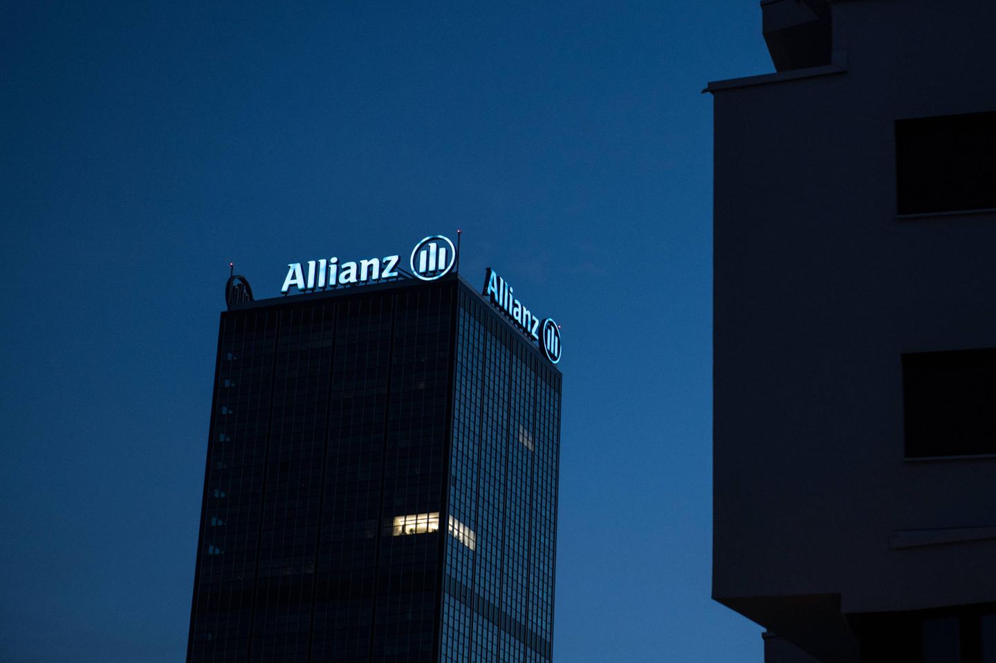 Der Schriftzug des Versicherungsunternehmens Allianz steht auf dem 125 Meter hohen Treptower in Berlin