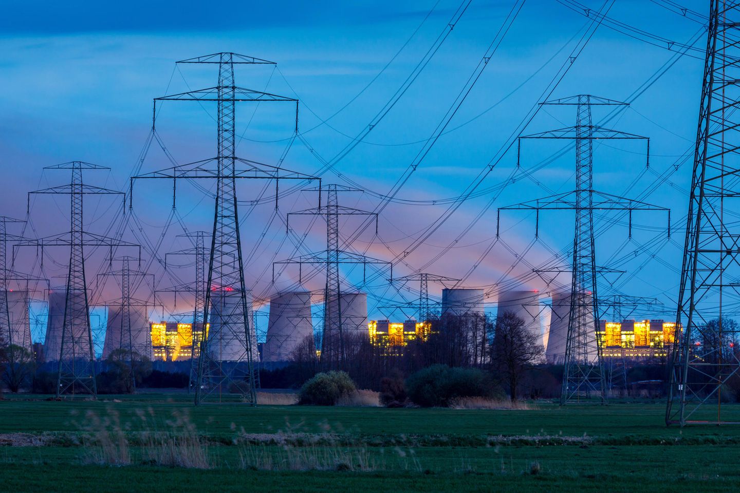 Strommasten vor dem Braunkohlekraftwerk Jänschwalde