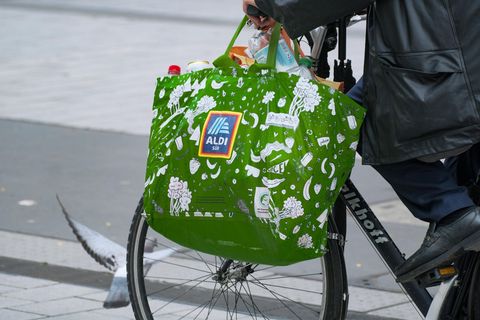 Eine Einkaufstasche von Aldi-Süd hängt am Lenkrad eines Fahrrades
