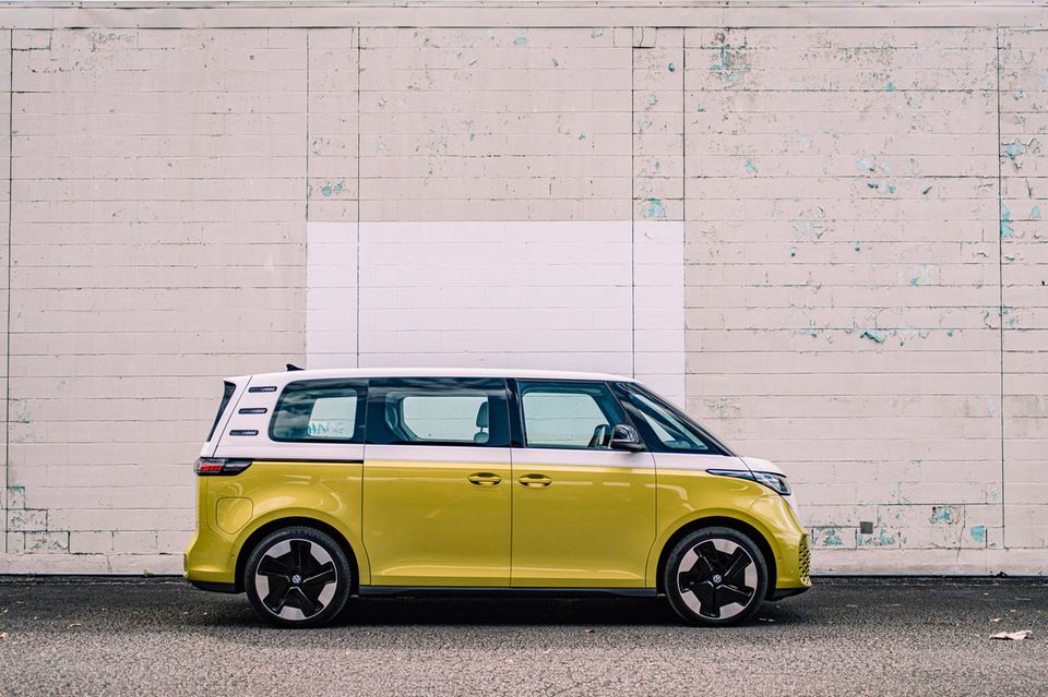 Volkswagen bleibt uneinholbar. Der Wolfsburger Autobauer verzeichnete im ersten Halbjahr 260.470 Neuzulassungen. Damit war bundesweit fast jeder fünfte Neuwagen (18,6 Prozent) ein VW. Die Bilanz lag 16,2 Prozent über der des Vorjahreszeitraums. Beim Wachstum reichte es für VW in den Top 10 lediglich für den vierten Platz. Aber auch die beliebteste Automarke Deutschlands legte im Juni noch mal zu. 53.210 Neuzulassungen entsprachen bereits 19,0 aller Pkw und übertrafen den Vorjahresmonat um 22,4 Prozent.