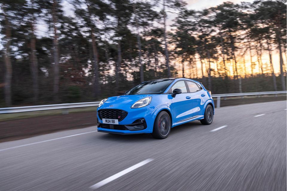 Drei Automarken gehörten in den Top 10 zu den klaren Verlierern. Nach Toyota verzeichnete auch Ford ein Minus bei den Zulassungszahlen. Sie verringerten sich laut der Flensburger Bundesoberbehörde von Januar bis Juni 2023 um 4,8 Prozent auf 59.726. Ford kam damit auf 4,3 Prozent aller Neuzulassungen. Diesen Wert hielt der US-Hersteller im Juni, trotz eines Anstiegs gegenüber dem Vorjahresmonat um 15,0 Prozent.