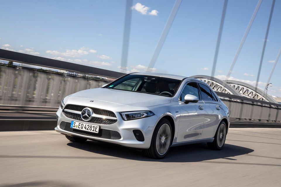 Trotz Kritik an Preispolitik und Luxusstrategie gilt: Keine Automarke dieses Rankings ist 2023 bislang stärker gewachsen als Mercedes. In Flensburg wurden von Januar bis Juni bundesweit 145.337 neue Pkw mit Stern zugelassen (10,4 Prozent). Das waren 30,4 Prozent mehr als im Vorjahreszeitraum. Auf ungefähr denselben Wert kam Mercedes auch im Juni.