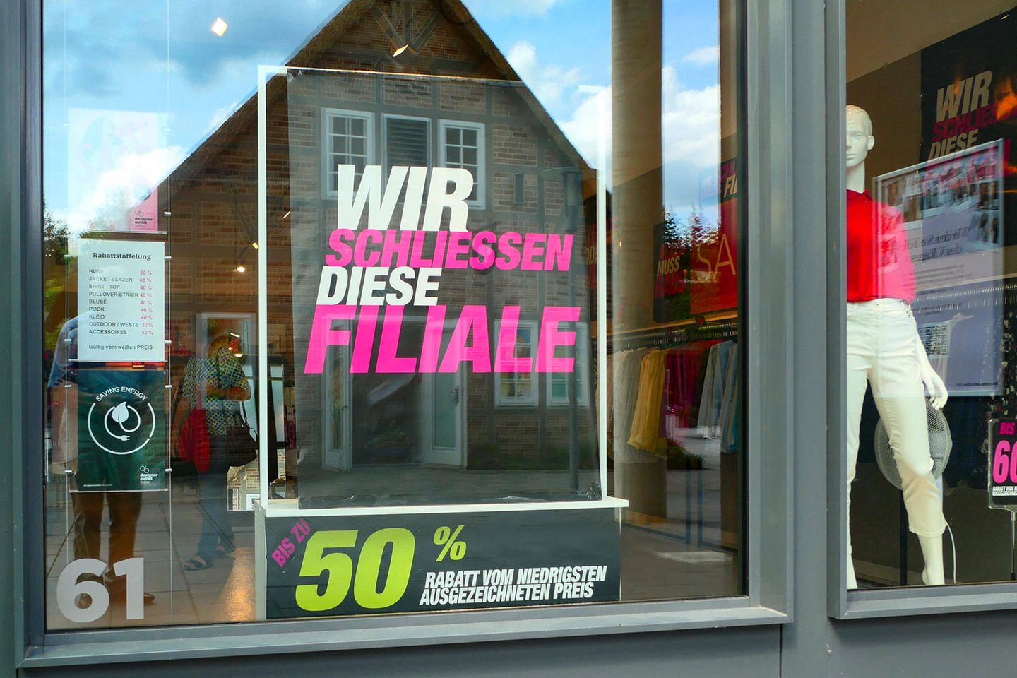 „Wir schließen diese Filiale“ steht im Schaufenster eines Gerry Weber-Geschäfts