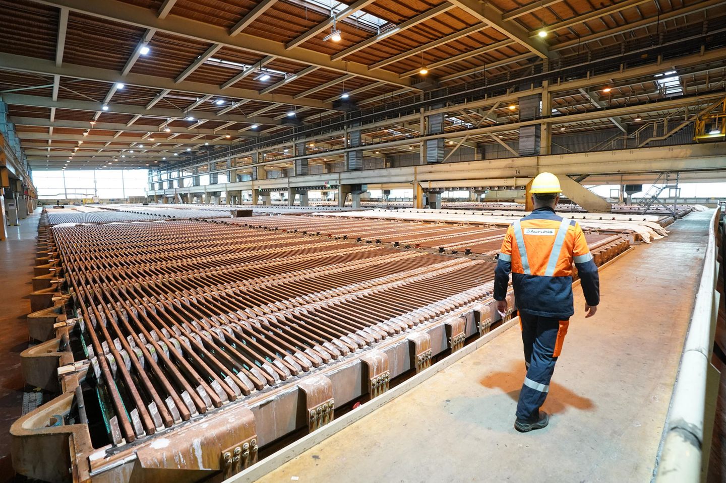 Ein Mitarbeiter geht durch die Elektrolyse-Halle der Aurubis AG