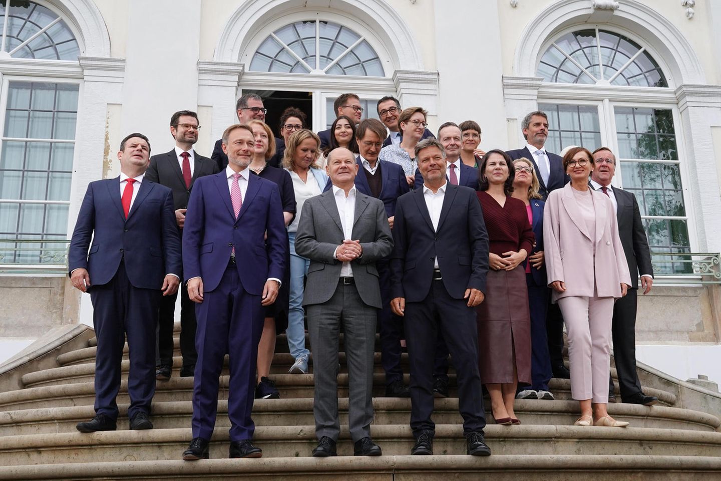 Gruppenfoto des Bundeskabinetts auf den Stufen von Schloss Meseberg