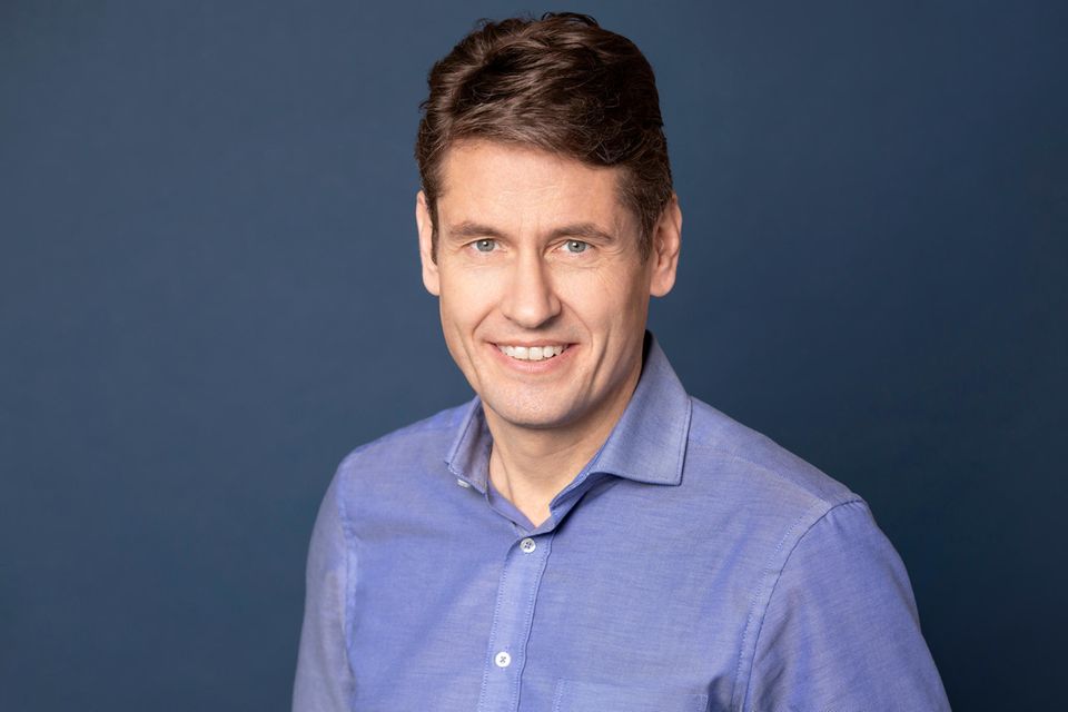 Nach Stationen beim Deutschen Zentrums für Luft- und Raumfahrt, dem Volkswagen-Konzern sowie dem Zughersteller Bombardier Transportation kam Jürgen Kornmann 2008 zur Deutschen Bahn, wo er seit 2019 als CMO für die Bereiche Marketing und PR zuständig ist