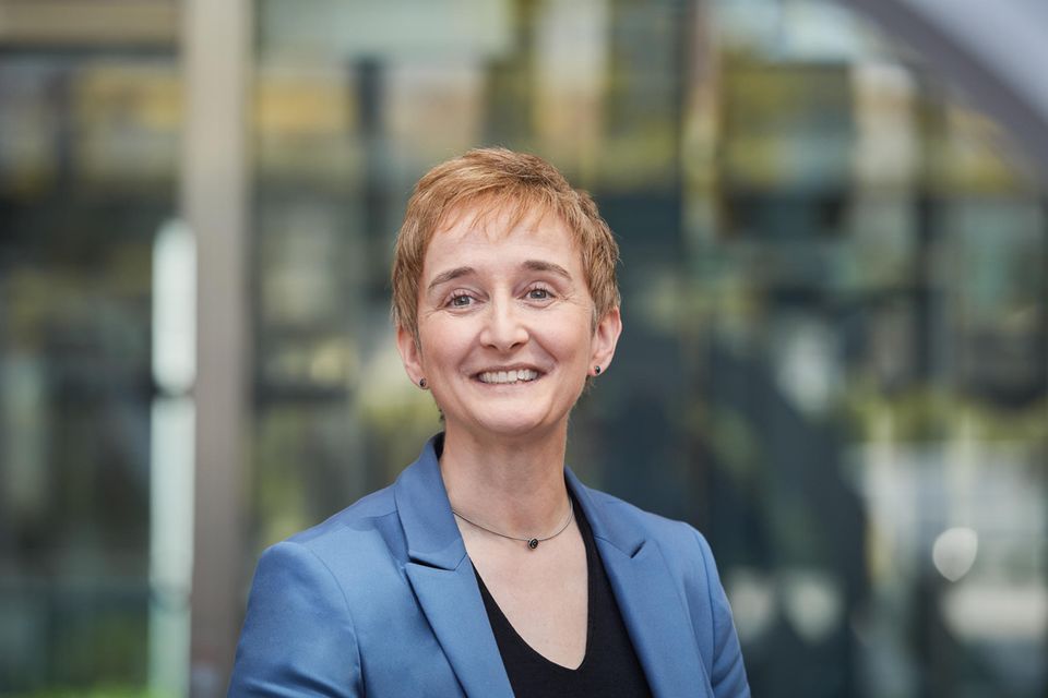Anja Stolz ist seit 2019 als CMO und Bereichsleiterin Kundenmanagement und Marketing bei der R+V Versicherung und verantwortet dort unter anderem das strategische Marketing und Brand Management. Seit 2021 ist sie außerdem Mitglied im Vorstand der R+V Direktversicherung AG und speziell für den Ausbau des Digitalvertriebs sowie der Direktberatung zuständig. Sie kann auf über 20 Jahre Berufserfahrung zurückblicken, in denen sie als CMO und CCO der Commerzbank und als Unternehmensberaterin wirkte