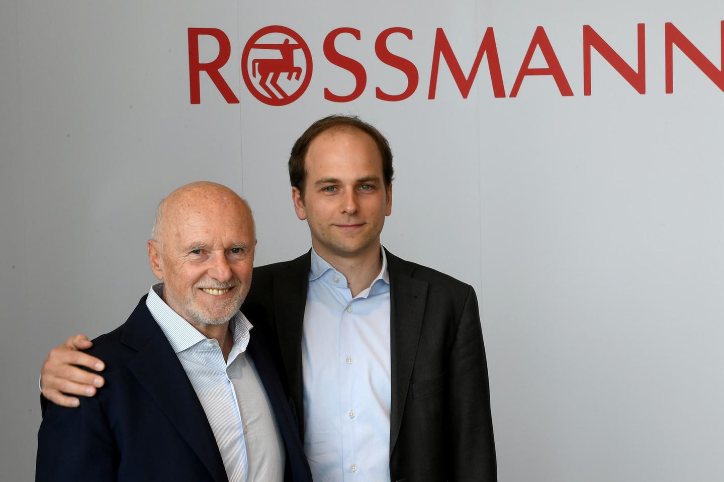 Dirk und Raoul Rossmann stehen nebeneinander