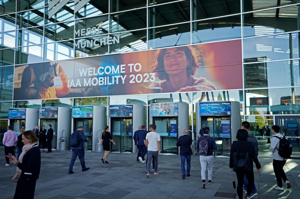 Hinweisschild am Pressetag bei der Auto- und Verkehrsmesse IAA in der Messe München vor dem Haupteingang