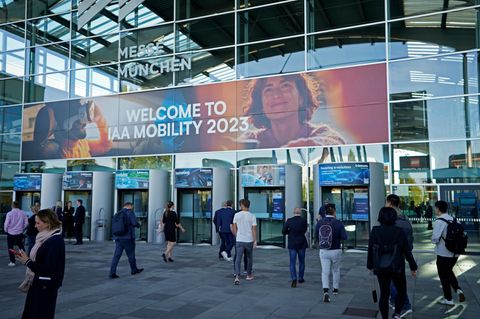 Hinweisschild am Pressetag bei der Auto- und Verkehrsmesse IAA in der Messe München vor dem Haupteingang