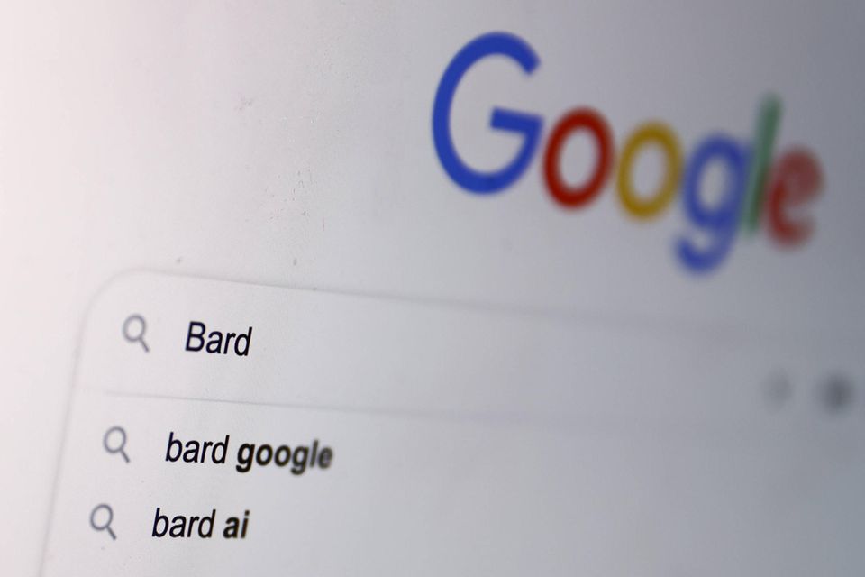 Mit dem Siegeszug von ChatGPT Ende 2022 muss sich Google zum ersten Mal seit Jahrzehnten ernsthafter Konkurrenz erwehren. Gut möglich, dass die Karten im Suchmaschinengeschäft noch einmal neu gemischt werden – und Microsofts Bing ist dank der Partnerschaft mit ChatGPT besser aufgestellt als je zuvor. Denn bei Google wird intern durchaus daran gezweifelt, ob der Konzern in der Lage sein wird, auf die neue Konkurrenz zu reagieren: Ex-Mitarbeiter berichten von einem gelähmten Giganten, unfähig zu echter Disruption.