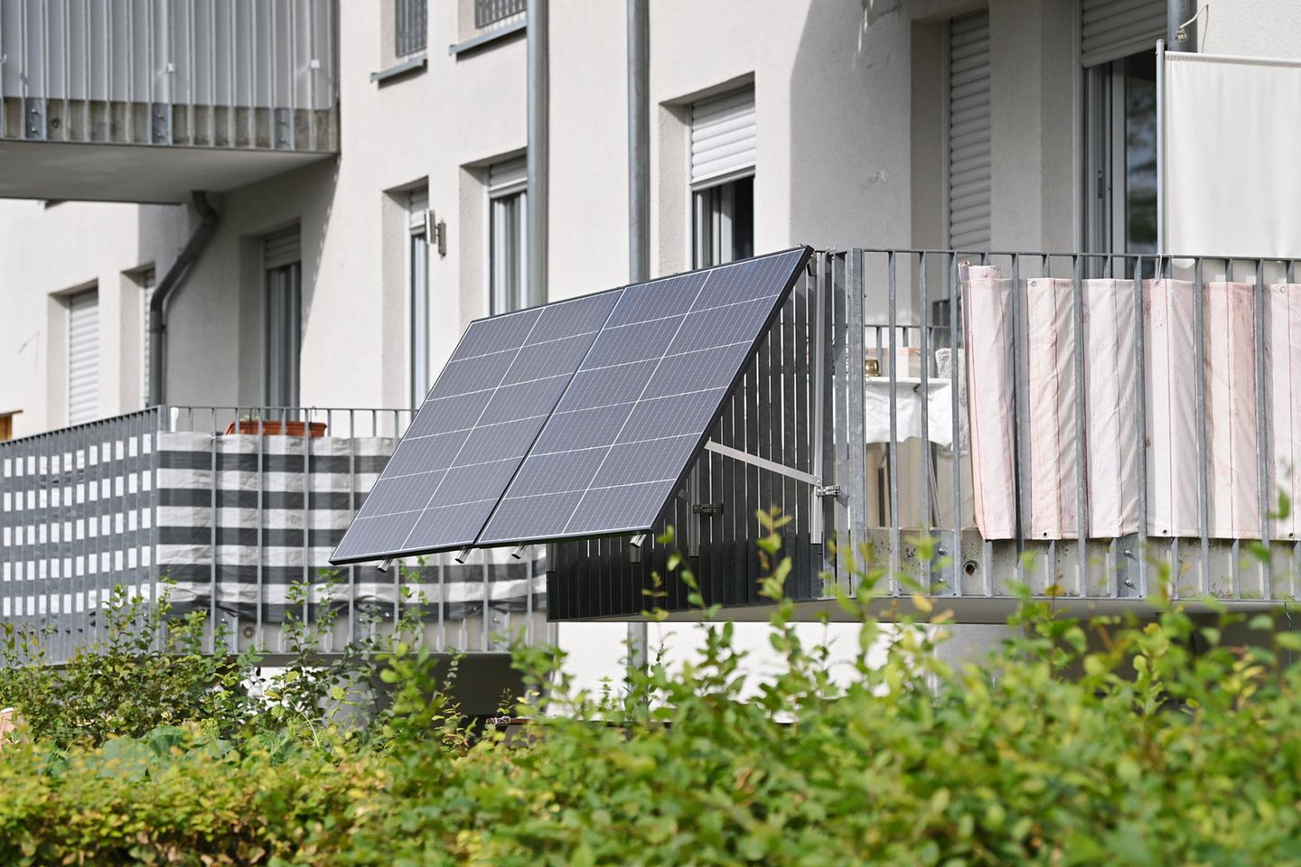 Solarpanels an der Außenseite eines Balkons von einem Wohnblock in München
