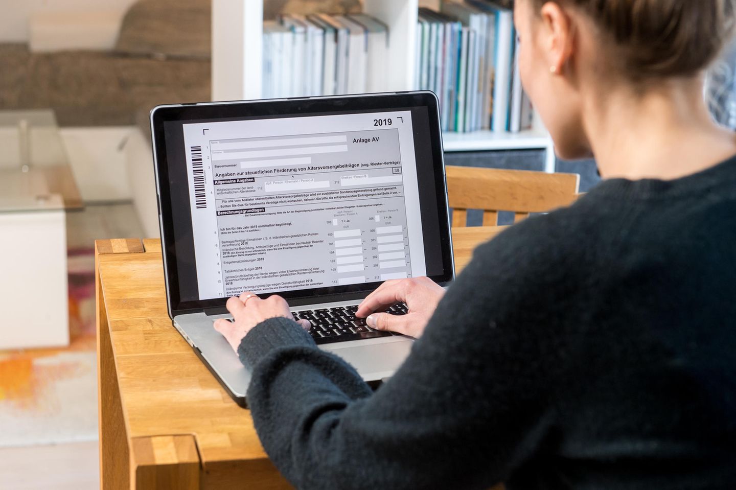 Eine Frau macht am Notebook ihre Steuererklärung
